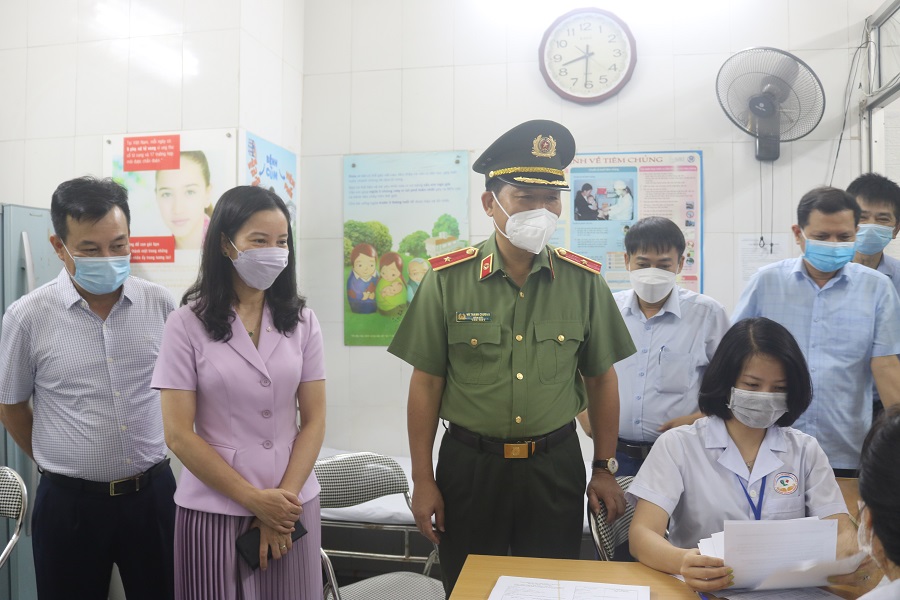  Giám đốc Công an thành phố động viên đội ngũ y bác sĩ  tiêm vắc xin ngừa Covid-19 mũi 4